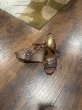 GBG Los Angeles Brown Patterned Platform Wedge Sandals